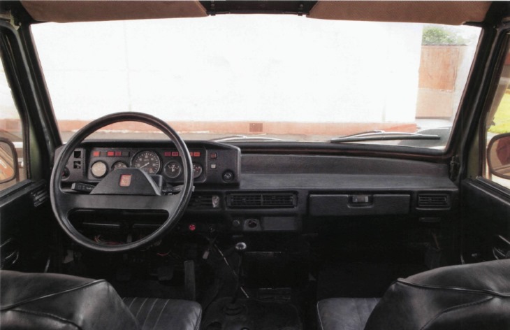 Интерьер опытного внедорожника УАЗ-3172, 1991 год