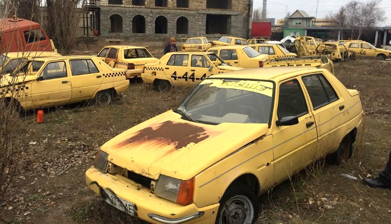 Стоянка с заброшенными автомобилями такси, найденная на Украине (ФОТО)