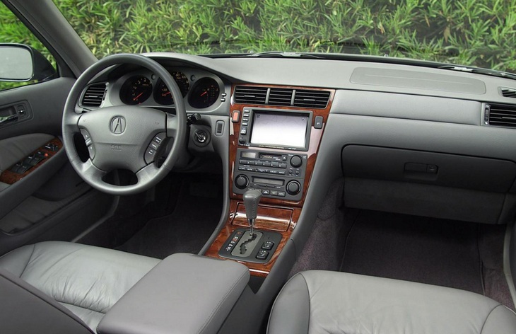 Интерьер седана Acura 3.5RL первого поколения после рестайлинга, 1999–2004