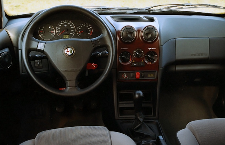 Интерьер хэтчбека Alfa Romeo 145, 1994–2001