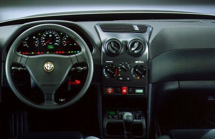 Интерьер седана Alfa Romeo 146, 1995–2001