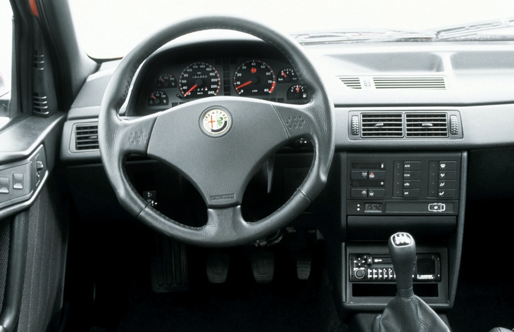 Интерьер седана Alfa Romeo 155