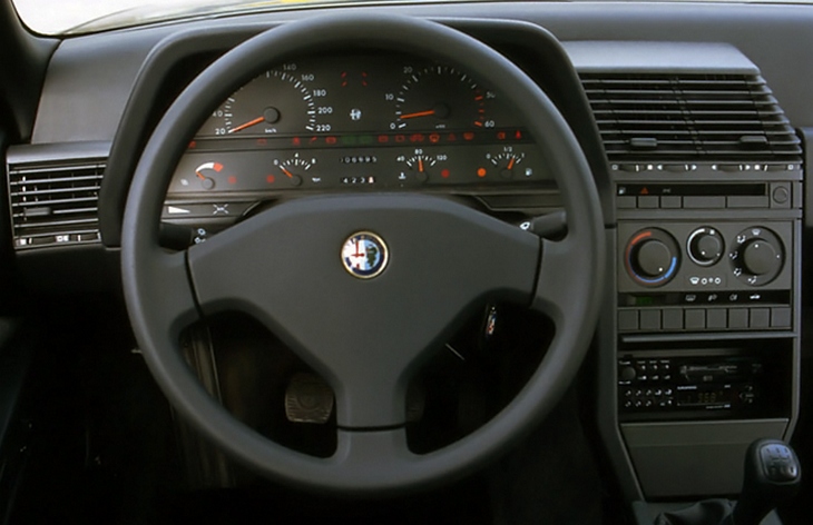 Интерьер седана Alfa Romeo 164, 1987–1998
