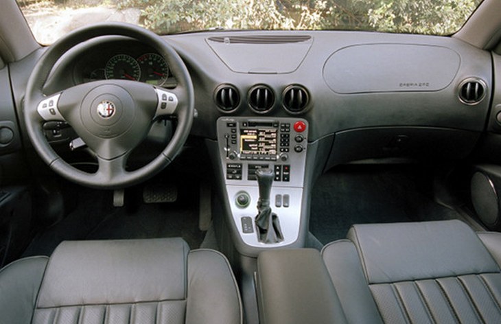 Передняя панель седана Alfa Romeo 166 после рестайлинга, 2003–2007