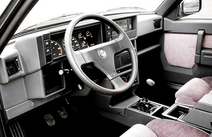 Интерьер седана Alfa Romeo 75, 1985–1992