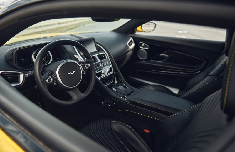 Интерьер купе Aston Martin DB11