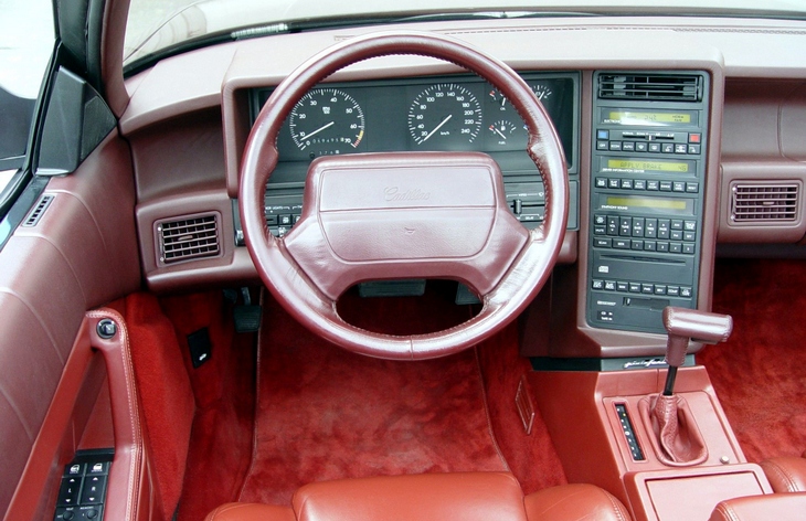 Интерьер родстера Cadillac Allante, 1987-1993