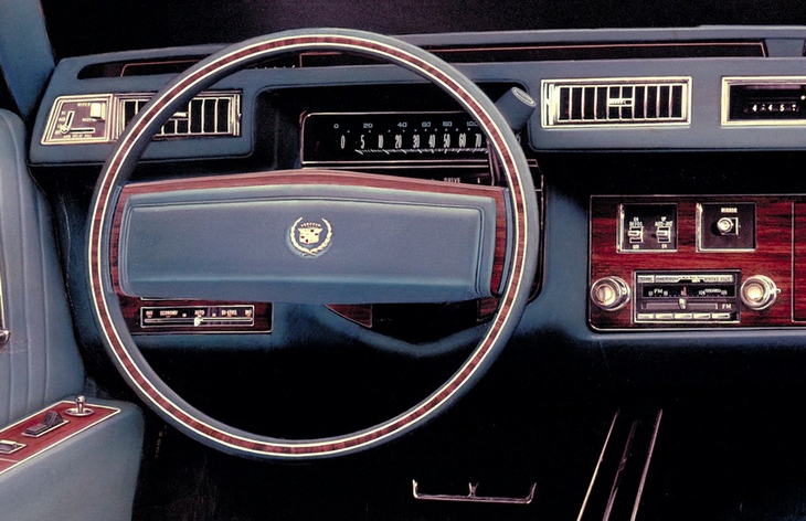 Передняя панель седана Cadillac Seville, 1975–1979