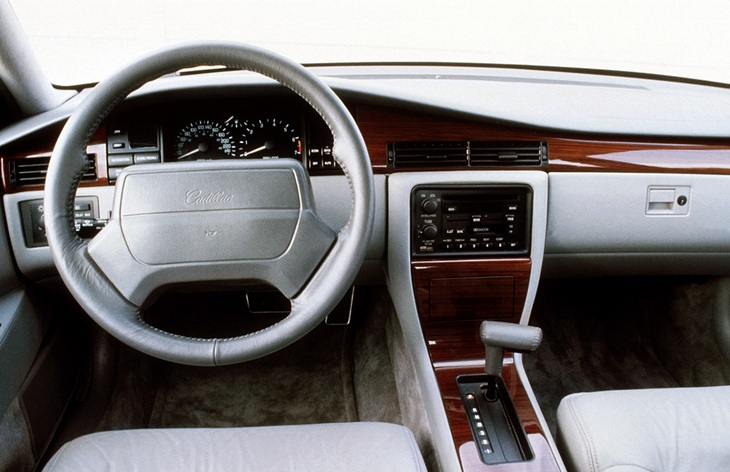 Интерьер седана Cadillac Seville четвертого поколения, 1992–1997