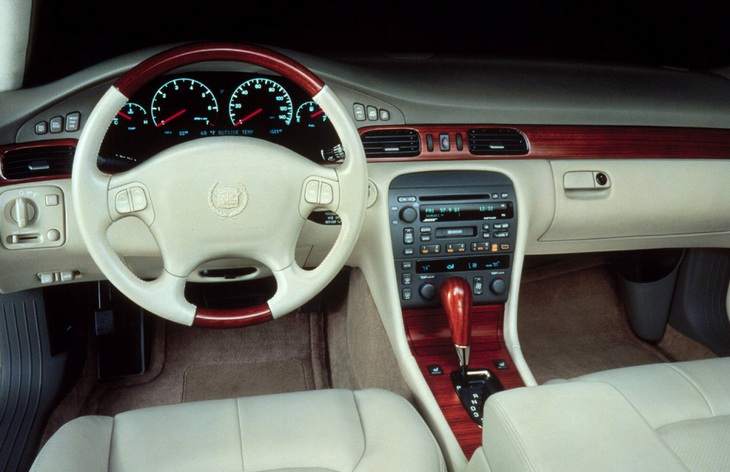 Интерьер седана Cadillac Seville пятого поколения, 1998–2004