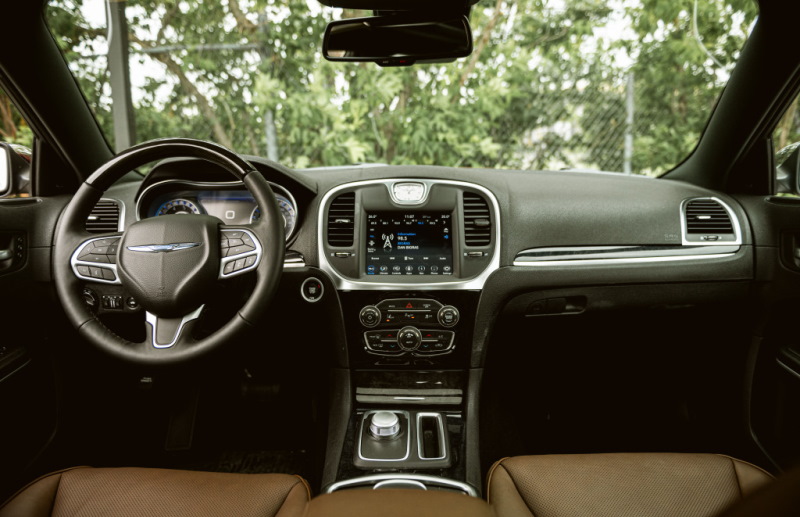 Салон седана Chrysler 300