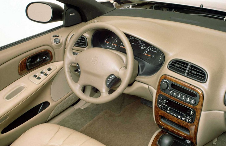 Интерьер седана Chrysler Concorde второго поколения, 1998–2003