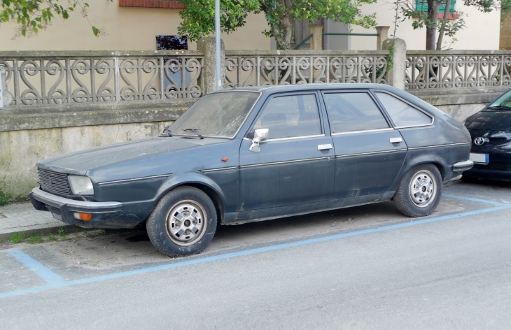 Хэтчбек Dacia 2000