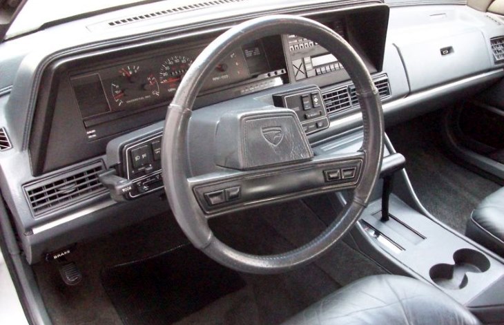Интерьер седана Eagle Premier, 1987­-1991