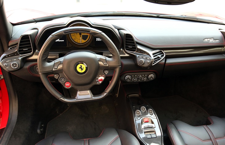 Интерьер автомобиля Ferrari 458 Italia