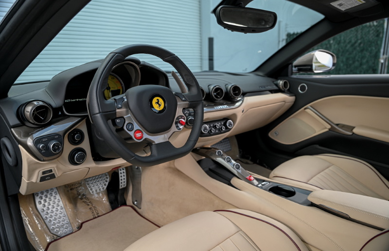 Салон купе Ferrari F12berlinetta