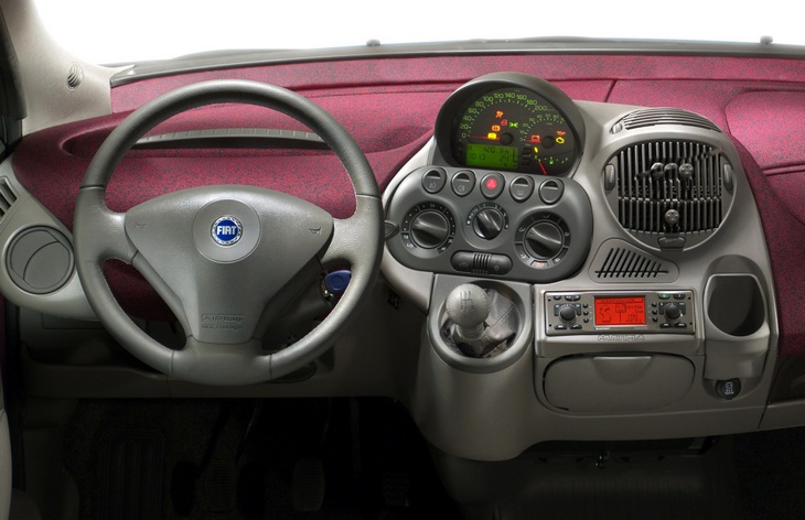 Интерьер минивэна Fiat Multipla после рестайлинга, 2004–2010