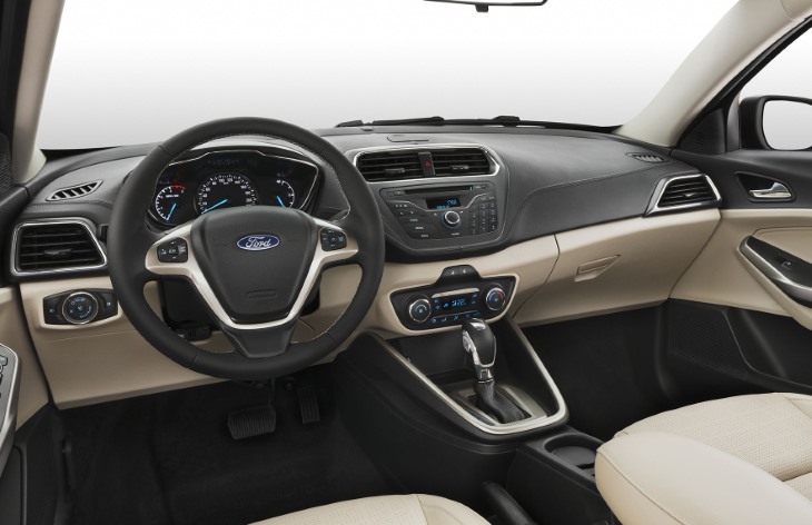 Интерьер седана Ford Escort