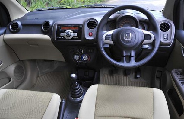 Интерьер седана Honda Amaze