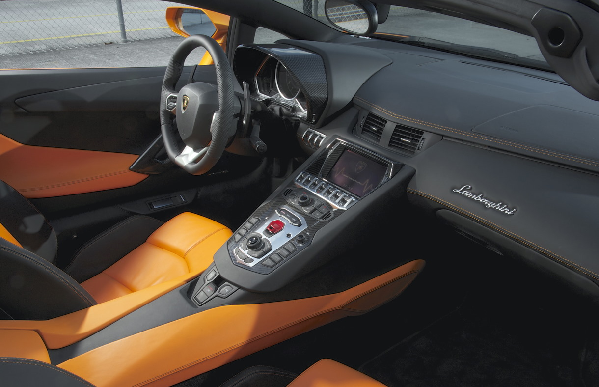 Интерьер купе Lamborghini Aventador