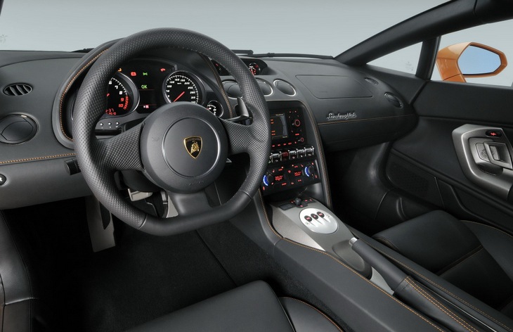 Интерьер купе Lamborghini Gallardo