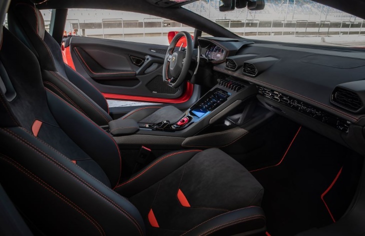 Интерьер купе Lamborghini Huracan Evo