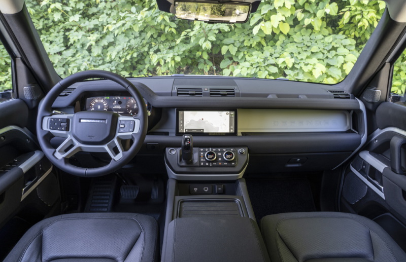 Интерьер внедорожника Land Rover Defender 110