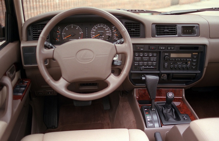 Интерьер внедорожника Lexus LX 450 первого поколения, 1995–1997