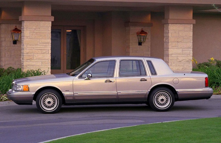 Седан Lincoln Town Car второго поколения после рестайлинга, 1995–1997