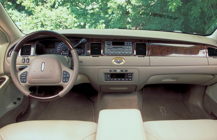Интерьер седана Lincoln Town Car третьего поколения после рестайлинга, 2003–2011