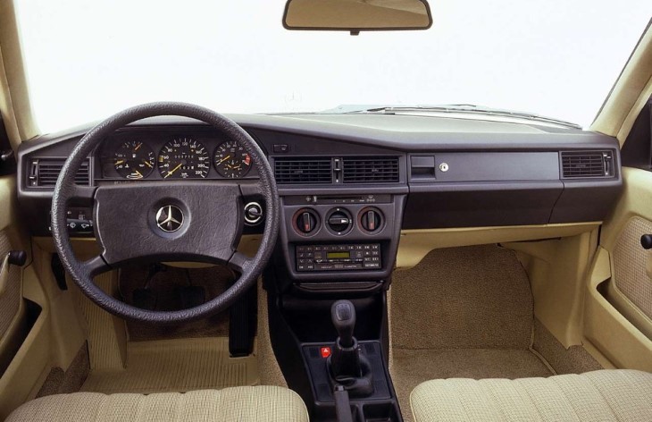 Интерьер седана Mercedes-Benz 190, 1982­-1993