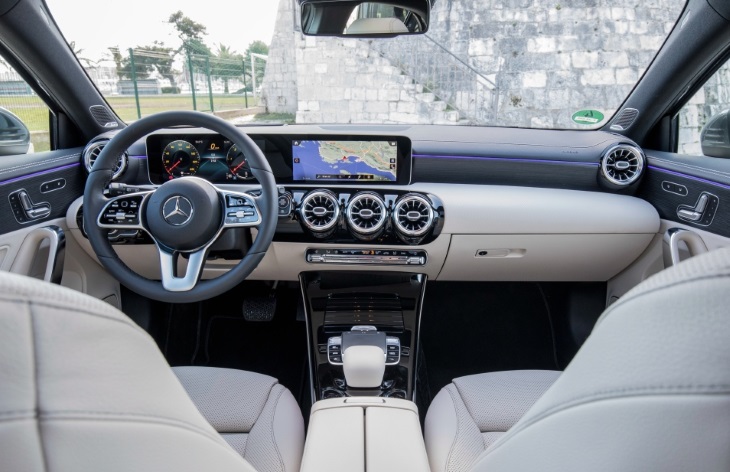 Интерьер хэтчбека Mercedes-Benz A-класса
