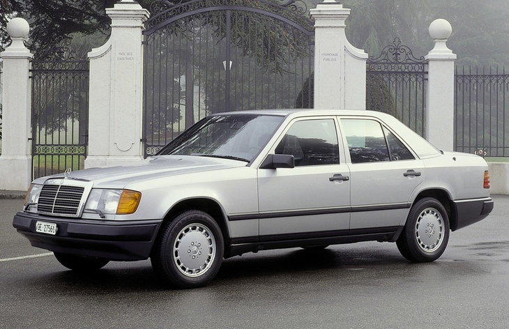 Седан Mercedes-Benz E-класса первого поколения
