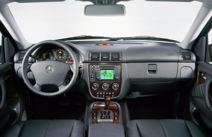 Интерьер внедорожника Mercedes-Benz M-класса первого поколения