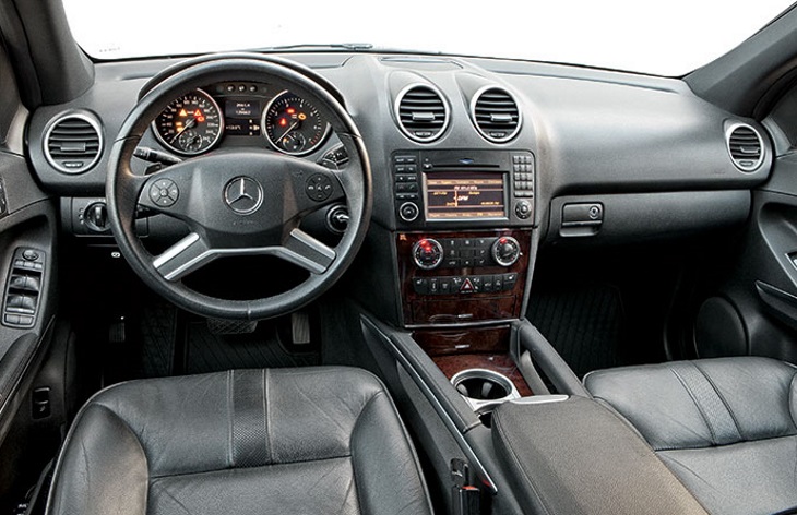 Интерьер кроссовера Mercedes-Benz M-класса второго поколения