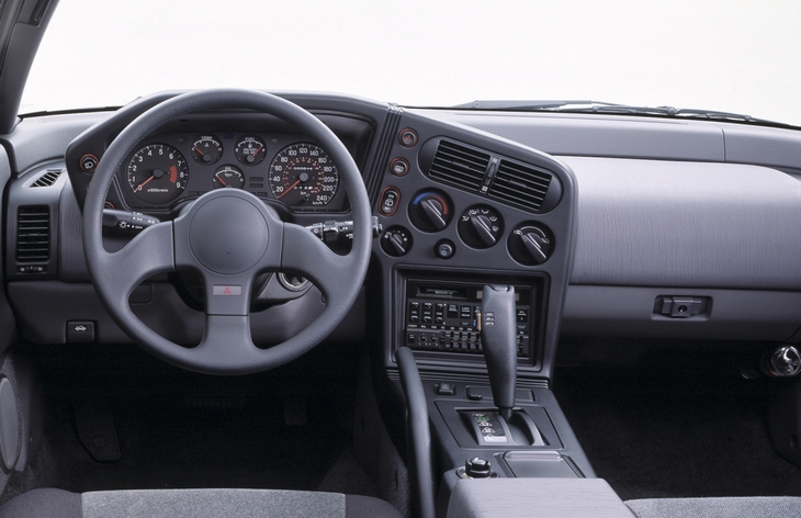 Интерьер купе Mitsubishi Eclipse первого поколения, 1989–1994