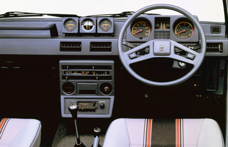 Интерьер внедорожника Mitsubishi Pajero первого поколения