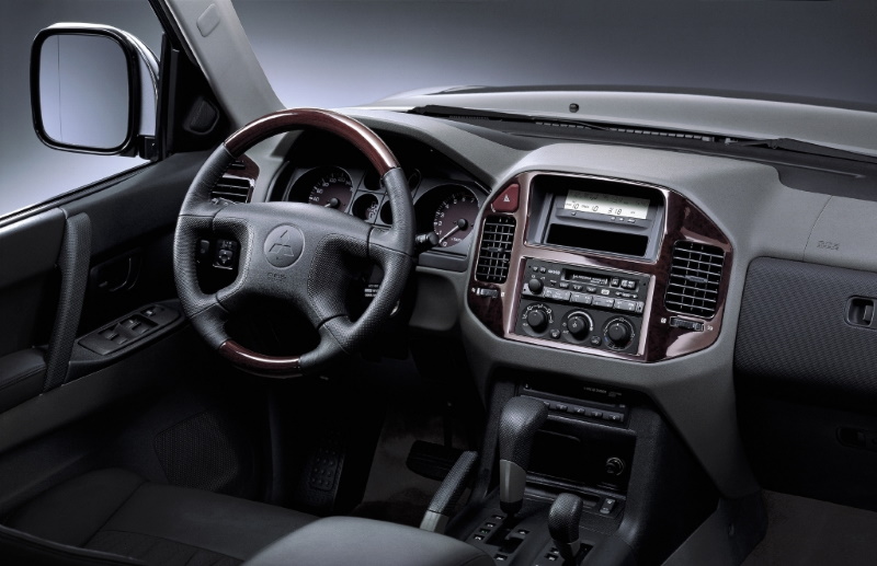 Интерьер внедорожника Mitsubishi Pajero третьего поколения