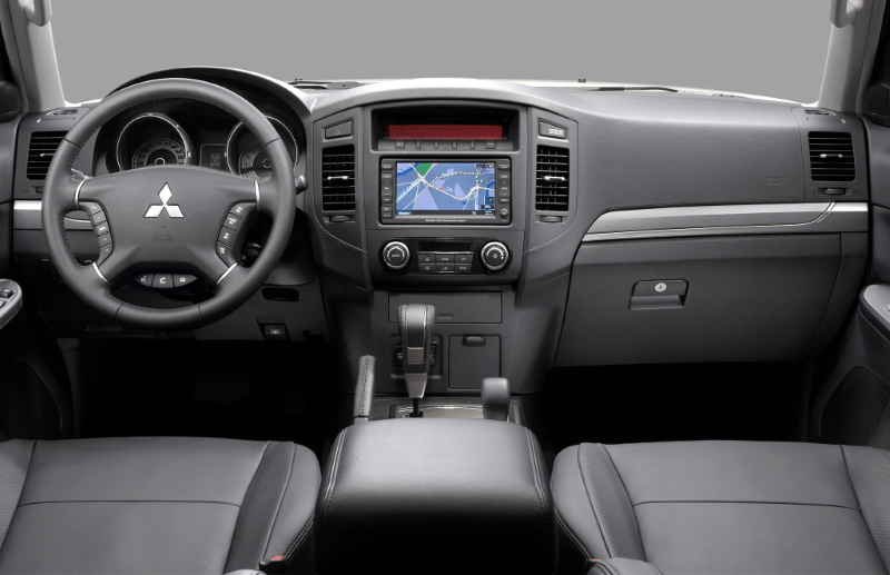 Салон внедорожника Mitsubishi Pajero четвёртого поколения после рестайлинга 2011 года