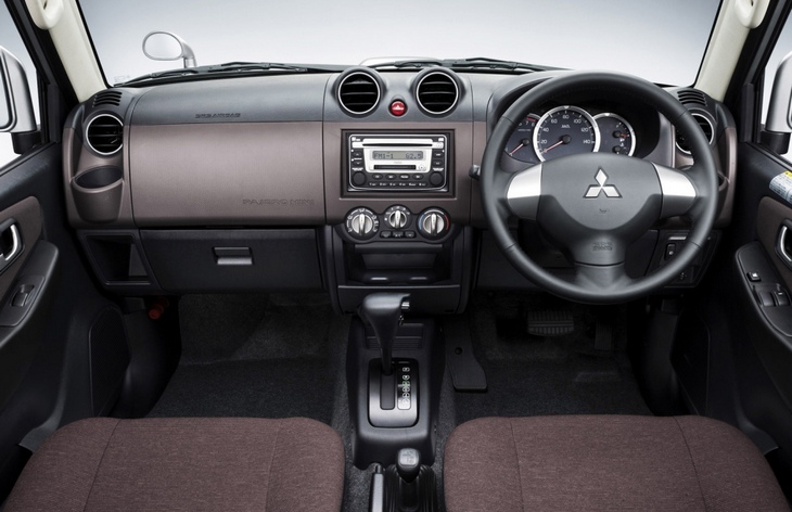 Интерьер внедорожника Mitsubishi Pajero Mini второго поколения после рестайлинга, 2008–2012
