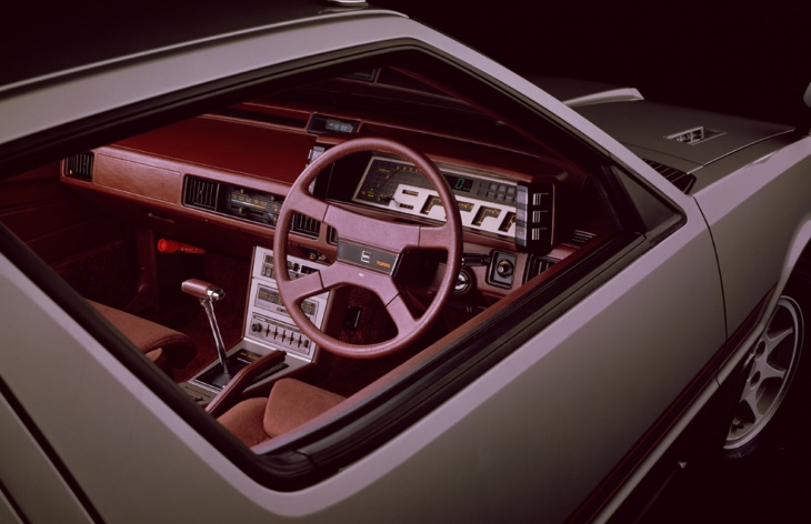 Интерьер купе Mitsubishi Starion, 1982–1990