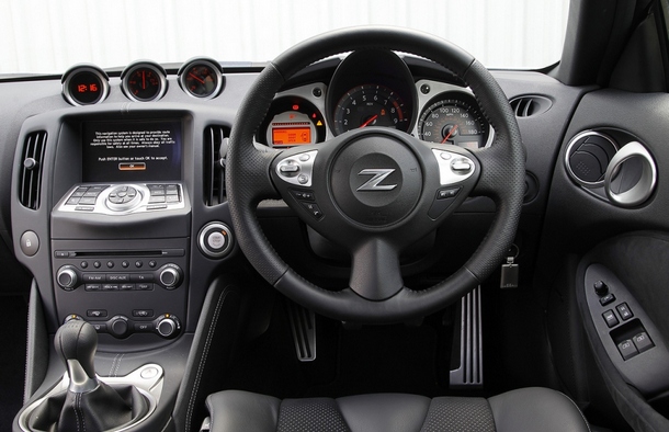 Интерьер купе Nissan 370Z