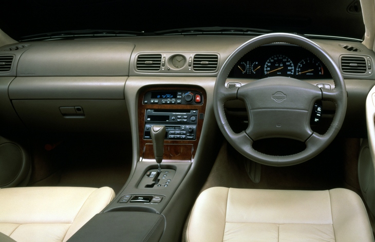 Передняя панель седана Nissan Leopard J Ferie третьего поколения (Y32), 1992–1996