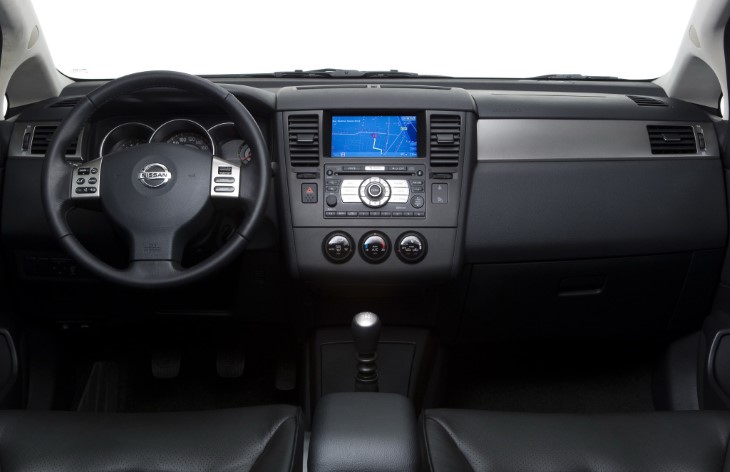 Интерьер автомобиля Nissan Tiida первого поколения