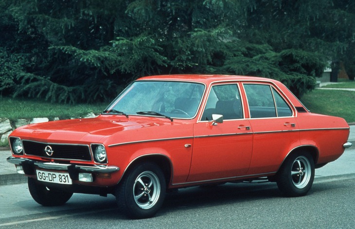 Четырехдверный седан Opel Ascona A первого поколения, 1970–1975