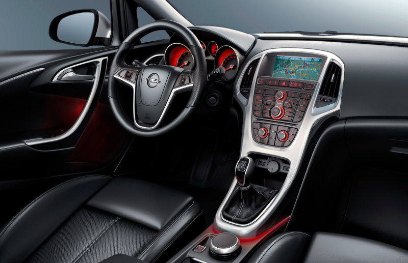 Интерьер автомобиля Opel Astra четвёртого поколения