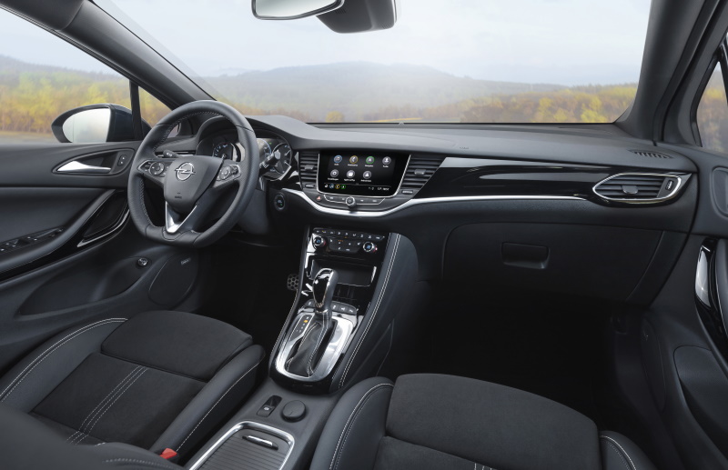 Интерьер автомобиля Opel Astra пятого поколения