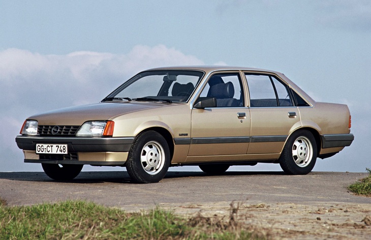 Седан Opel Rekord восьмого поколения (E2), 1982–1986