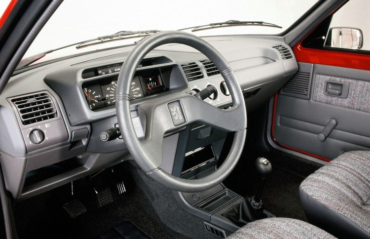 Интерьер хэтчбека Peugeot 205, 1983–1999