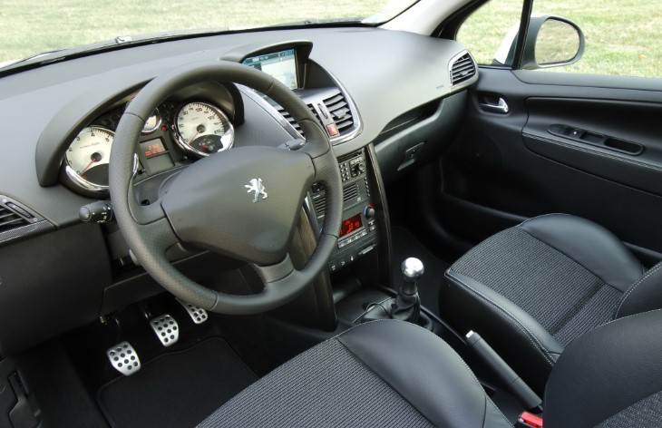 Интерьер автомобиля Peugeot 207, 2006–2012